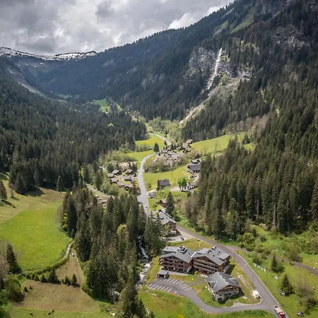 Les Avenieres Apartment *